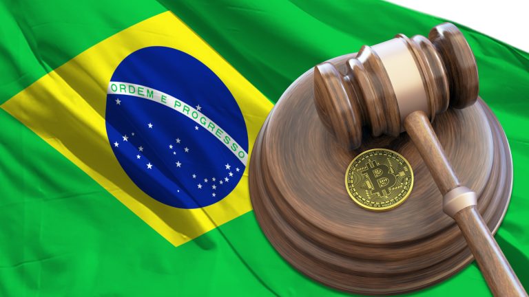 Bandeira do Brasil, martelo da justiça e Bitcoin pede