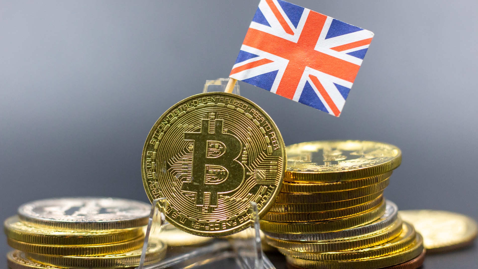 Bandeira do Reino Unido e pilha de Bitcoin