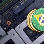 Bitcoin (BTC) com a bandeira do Brasil em uma placa de computador minerador brasileiro