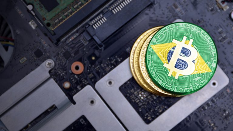 Bitcoin (BTC) com a bandeira do Brasil em uma placa de computador minerador brasileiro