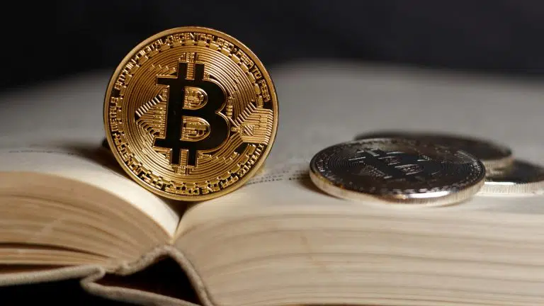 Bitcoin dentro de livro criptomoeda blockchain vocabulário