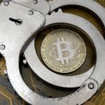 Bitcoin e Algemas em cima de placa de computador mineração polícia