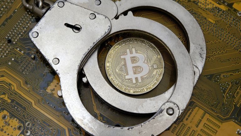 Bitcoin e Algemas em cima de placa de computador mineração polícia