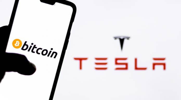 Bitcoin em celular e Tesla ao fundo