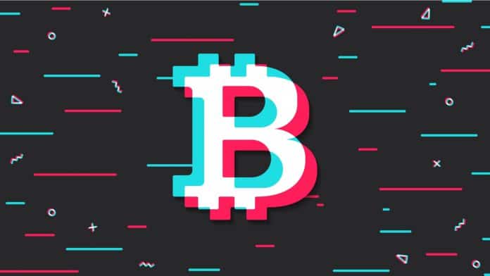 Bitcoin escrito com modelo do TikTok