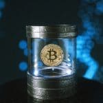 Cápsula com Bitcoin dentro