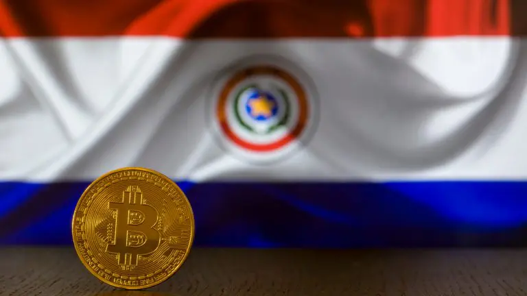 Criptomoeda Bitcoin e Bandeira do Paraguai