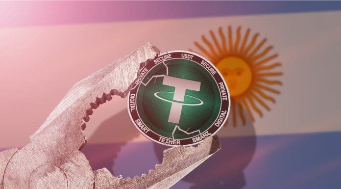 Criptomoeda Tether segurada por alicate e bandeira da Argentina
