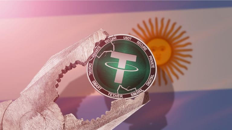 Criptomoeda Tether segurada por alicate e bandeira da Argentina