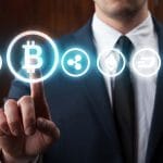 Empresário clicando em ícones de criptomoedas