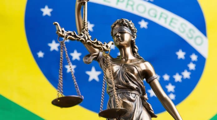 Estátua da justiça e bandeira do Brasil blockchain
