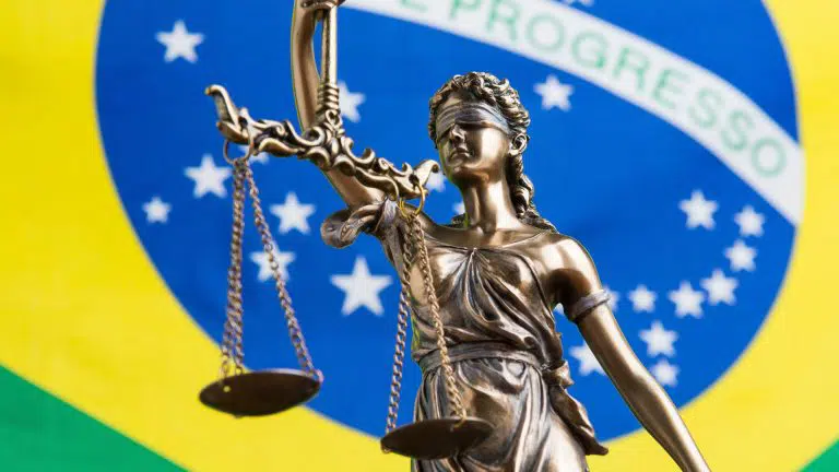 Estátua da justiça e bandeira do Brasil blockchain e criptomoedas
