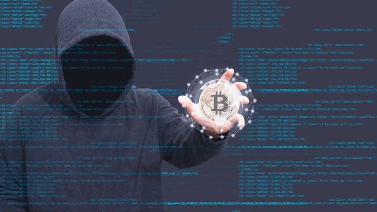 Hacker segurando Bitcoin