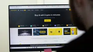Homem observa atento ao site da Binance