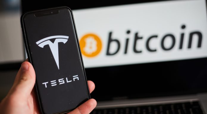 Imagem da Tesla em celular e Bitcoin ao fundo Elon Musk preço