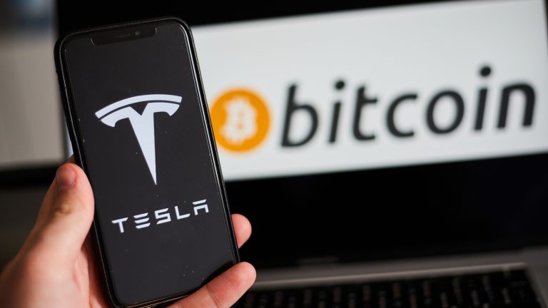 Imagem da Tesla em celular e Bitcoin ao fundo Elon Musk preço