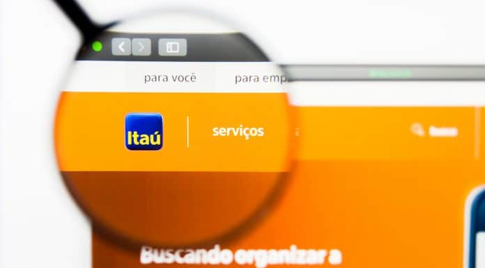 Lupa dando destaque na marca do Banco Itaú bitcoin