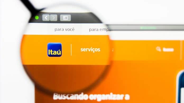 Lupa dando destaque na marca do Banco Itaú bitcoin