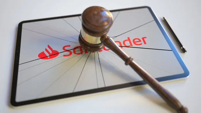 Martelo da justiça batendo em tablet com imagem do Santander