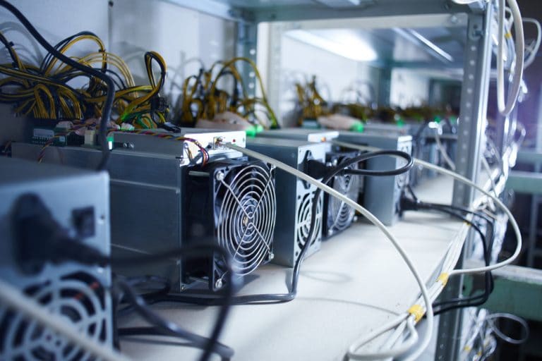 Polícia descobre mineração ilegal de Bitcoin dentro do próprio quartel