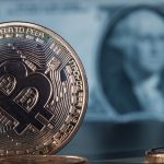 Moeda digital Bitcoin em destaque com Dólar no fundo