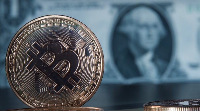 Moeda digital Bitcoin em destaque com Dólar no fundo