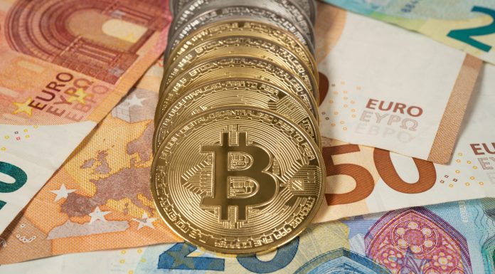 Moedas de Bitcoin e Notas de Euro Europa Criptomoedas