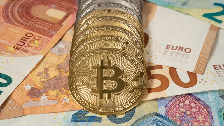 Moedas de Bitcoin e Notas de Euro Europa Criptomoedas