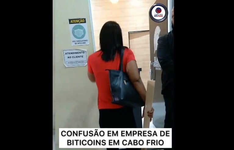 Mulher segura pedaço de pau e protesta para receber dinheiro em empresa