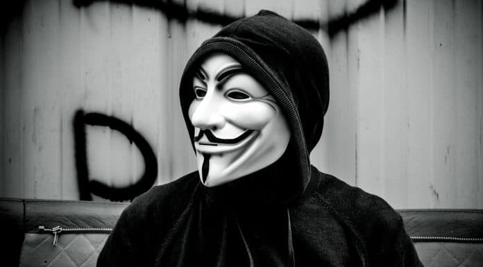 Pessoa com máscara do Anonymous