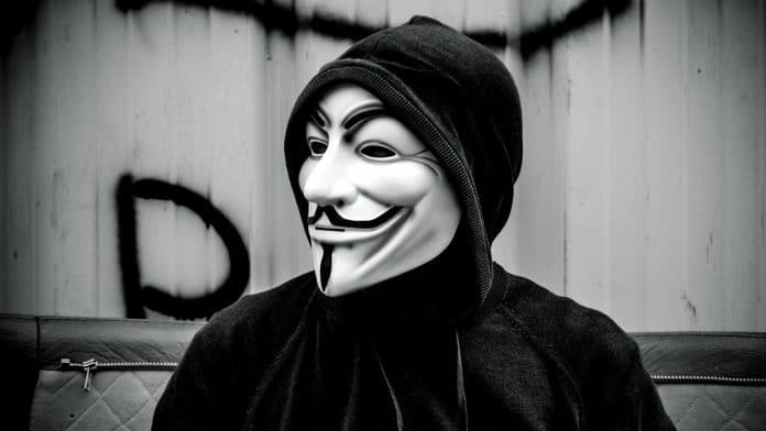 Pessoa com máscara do Anonymous