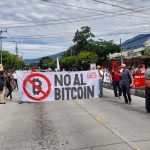 Protesto em El Salvador contra o Bitcoin