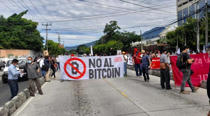 Občané Salvadoru protestují proti zákonu o BTC