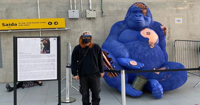 Metrô de São Paulo ganha estátua de gorila cibernético que pede criptomoedas