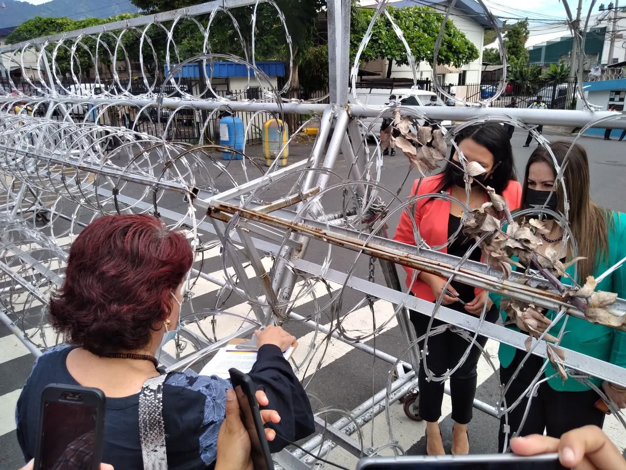 Deputadas recebem manifestantes