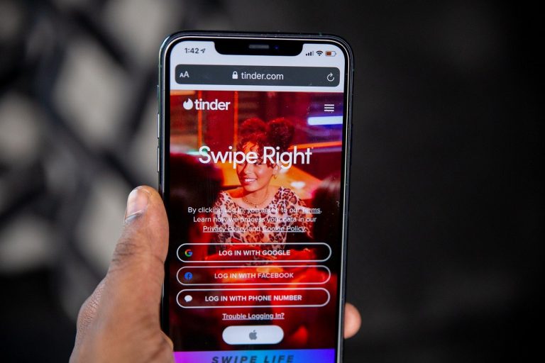 Perfil falso seduz mulheres no Tinder para aplicar golpe com Bitcoin