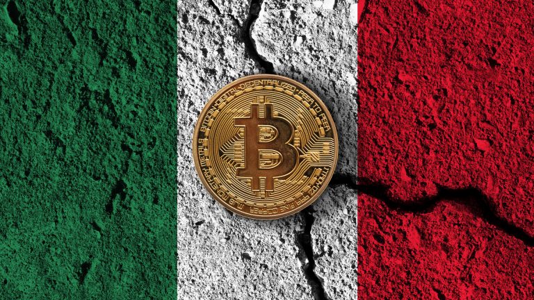 Bandeira do México rachada com Bitcoin em cima