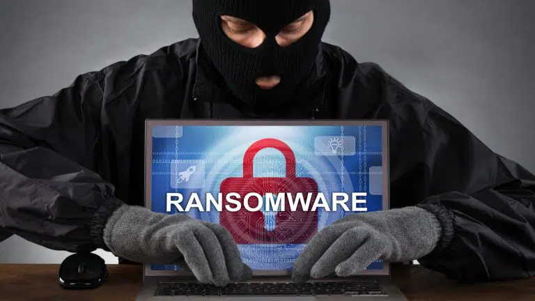 Bandido em ataque ransomware