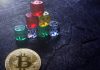 Bitcoin e dados em forma de pirâmides financeiras criptomoedas