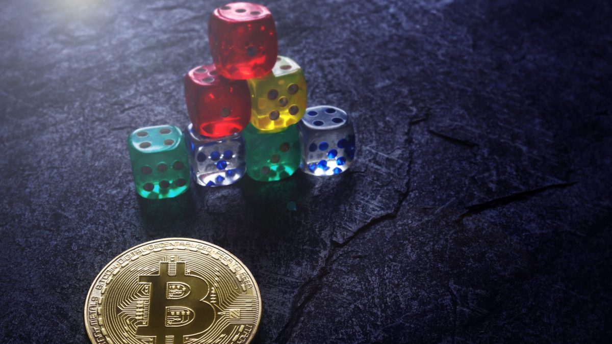 Bitcoin e dados em forma de pirâmides financeiras criptomoedas