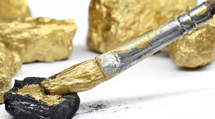 Carvão pintado de ouro. Imagem: ShutterStock