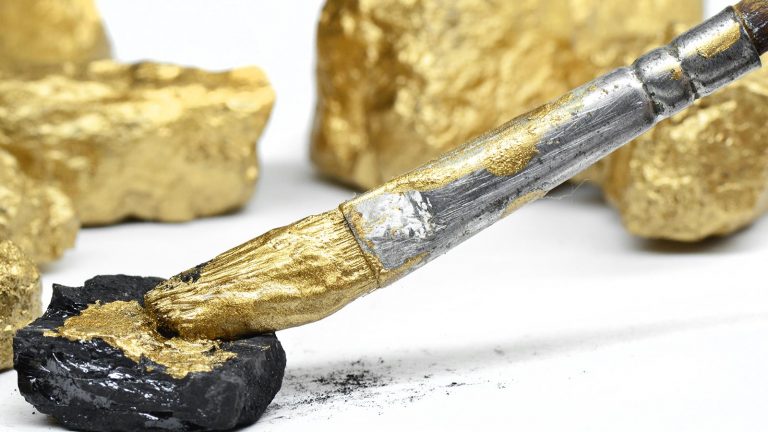 Carvão pintado de ouro. Imagem: ShutterStock