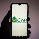 Celular com imagem da CVM Comissão de Valores Mobiliários do Brasil processo processa contra