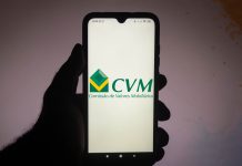 Celular com imagem da CVM Comissão de Valores Mobiliários do Brasil processo processa contra