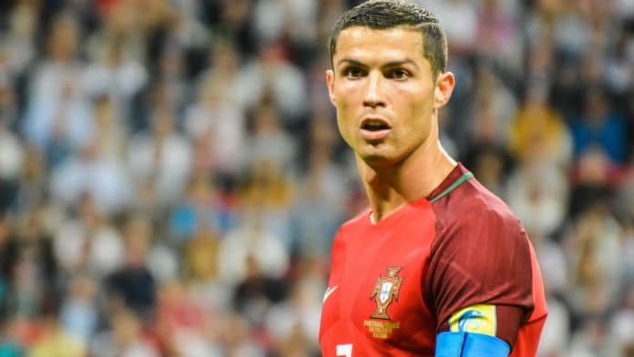 Cristiano Ronaldo com camisa da seleção de Portugal Manchester City