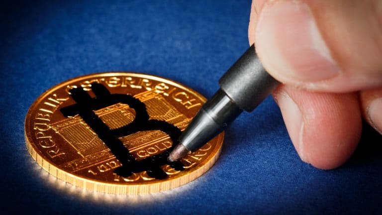 Desenho de Bitcoin em moeda falsa