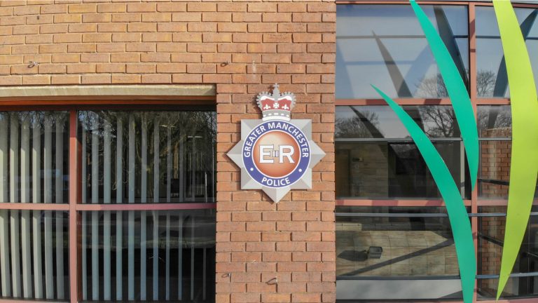 Distintivo de polícia de Greater Manchester em um edifício
