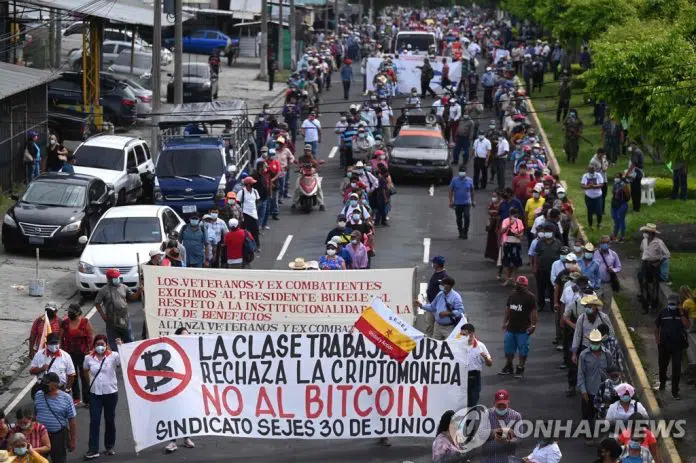 Veteranos salvadorenhos do exército e da guerrilha, marcham em protesto contra as medidas econômicas adotadas pelo governo, em San Salvador, em 27 de agosto de 2021.(Foto de MARVIN RECINOS / AFP)
