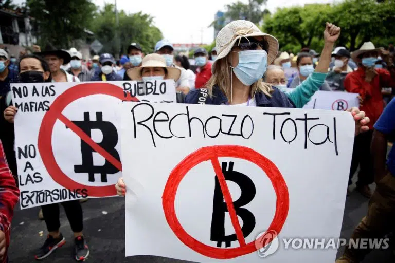 Polícia de El Salvador prende ativista que criticava a lei de Bitcoin