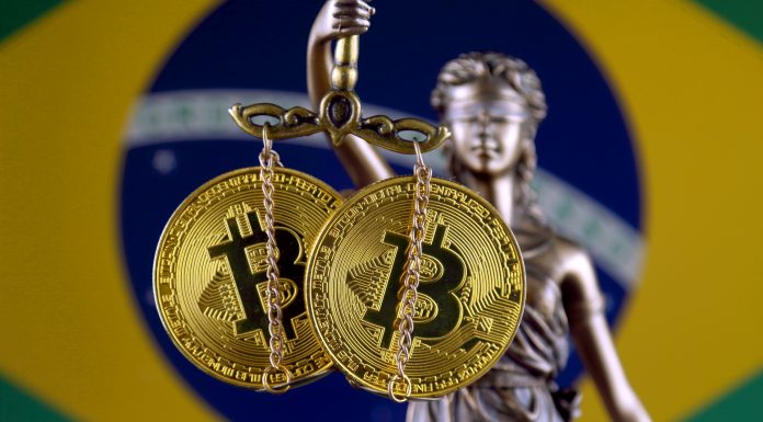 Estátua da justiça segurando Bitcoin com bandeira do Brasil ao fundo